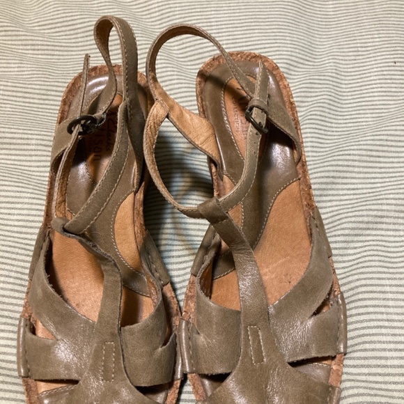 Clark’s Artisan T-Strap wedge shoes - Picture 6 of 6